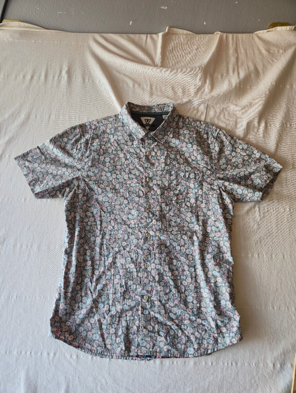 Vissla Men's Large Floral Short Sleeve Button-Up Shirt